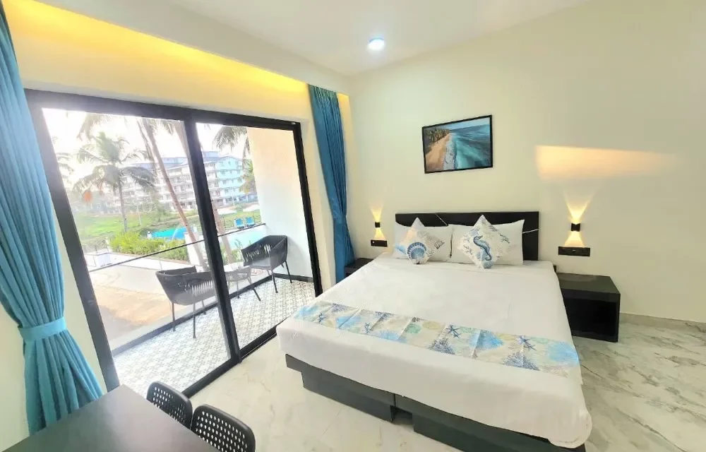 Deluxe Pool-view Suite with Balcony